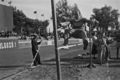 Magyarország, Budapest IX., Üllői út, FTC stadion. A magasugró Németh Imre olimpiai bajnok kalapácsvető. MHK próba élsportolóknak., 1949, Kovács Márton Ernő, magasugrás, MHK Mozgalom, Budapest, Fortepan #33204