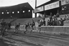 Magyarország, Budapest IX., Üllői út, FTC stadion. A sprinterek között ferencvárosi futballisták, jobbról a második Kispéter Mihály, mellette Mészáros József, őmellette Horváth Ödön. MHK próba élsportolóknak., 1949, Kovács Márton Ernő, sport, labdarúgás, FTC, MHK Mozgalom, Budapest, Fortepan #33208