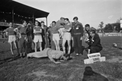 Magyarország, Budapest IX., Üllői út, FTC stadion. MHK próba élsportolóknak. Szilágyi Jenő atléta (Vasas) fekvőtámaszokat végez, körülötte ferencvárosi futballisták, balról Hernádi, Mészáros, a negyedik takarva Kispéter, az első civil Nádas Adolf, az FTC elnöke, tovább mezben Mindszenti és Horváth Ödön, jobbról a második Csontos ökölvívó., 1949, Kovács Márton Ernő, sport, életkép, FTC, MHK Mozgalom, Budapest, híres ember, Fortepan #33209