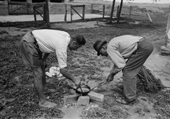 Magyarország, Aratók ebédszünete., 1949, Kovács Márton Ernő, főzés, férfiak, tégla, mezítláb, bogrács, Fortepan #33229