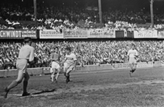 Magyarország, Budapest IX., Üllői út, FTC stadion, Szentlőrinci AC (SZAC) - MTK (0:0) bajnoki mérkőzés, szemben, sötét mezben Palotás Péter (MTK)., 1949, Kovács Márton Ernő, labdarúgás, Budapest, híres ember, reklám, stadion, Fortepan #33236