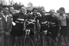 Magyarország, Budapest XIV., Szabó József utca, Millenáris pálya, a magyar kerékpáros körverseny (Tour de Hongrie) zárónapja 1949. július 1-én. A győztes francia csapat, jobbra az egyéni győztes André Labeylie., 1949, Kovács Márton Ernő, sport, kerékpár, Budapest, karok a vállon, csoportkép, férfiak, kerékpárverseny, bajnok, országúti kerékpár, Fortepan #33244