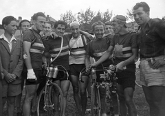 Magyarország, Budapest XIV., Szabó József utca, Millenáris pálya, a magyar kerékpáros körverseny (Tour de Hongrie) zárónapja 1949. július 1-én. A győztes francia csapat., 1949, Kovács Márton Ernő, sport, kerékpár, Budapest, karok a vállon, csoportkép, férfiak, kerékpárverseny, bajnok, országúti kerékpár, Fortepan #33245