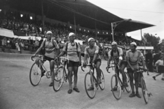 Magyarország, Budapest XIV., Szabó József utca, Millenáris pálya, a magyar kerékpáros körverseny (Tour de Hongrie) zárónapja 1949. július 1-én., 1949, Kovács Márton Ernő, sport, kerékpár, Budapest, csoportkép, férfiak, kerékpárverseny, országúti kerékpár, védőszemüveg, Fortepan #33247