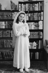 Hungary, Elsőáldozó leány., 1947, Kovács Márton Ernő, religion, book, white dress, bookshelf, Fortepan #33248