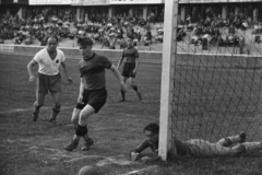 Magyarország, Budapest IX., Üllői út, FTC stadion. Kispest-Kistext (3:1) bajnoki mérkőzés. Az előtérben Puskás., 1949, Kovács Márton Ernő, labdarúgás, Budapest, híres ember, sportoló, Fortepan #33256