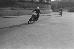 Magyarország, Budapest XIV., Hősök tere, a Motorsportszövetség és a Mogürt nemzetközi motorversenye. 5-ös rajtszámmal a győztes Szabó I László (Kuksi)., 1949, Kovács Márton Ernő, motorkerékpár, motorsport, bukósisak, motorverseny, Budapest, Fortepan #33260