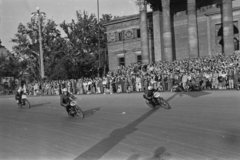 Magyarország, Budapest XIV., Hősök tere, háttérben a Műcsarnok. A Motorsportszövetség és a Mogürt nemzetközi motorversenye 1949. június 26-án. 133-as Németh Emil (Mátra), 176-os Horváth Károly (DKW), 27-es Tihanyi Lajos (Csepel)., 1949, Kovács Márton Ernő, motorkerékpár, múzeum, motorverseny, Budapest, Schickedanz Albert-terv, neoklasszicizmus, Fortepan #33263