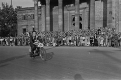 Magyarország, Budapest XIV., Hősök tere, háttérben a Műcsarnok. A Motorsportszövetség és a Mogürt nemzetközi motorversenye., 1949, Kovács Márton Ernő, motorkerékpár, múzeum, motorverseny, Budapest, Schickedanz Albert-terv, neoklasszicizmus, közönség, Fortepan #33264