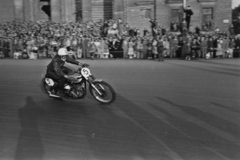 Magyarország, Budapest XIV., Hősök tere, háttérben a Műcsarnok. A Motorsportszövetség és a Mogürt nemzetközi motorversenye. 5-ös rajtszámmal a győztes Szabó I László (Kuksi)., 1949, Kovács Márton Ernő, sport, tömeg, motorkerékpár, motorsport, bukósisak, motorverseny, Budapest, Fortepan #33265