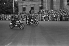 Magyarország, Budapest XIV., Hősök tere, háttérben a Műcsarnok. A Motorsportszövetség és a Mogürt nemzetközi motorversenye 1949. június 26-án. Az 500 ccm-es kategóriában a 7A rajtszámmal a lengyel motorversenyző Zymierski, Triumph motoron., 1949, Kovács Márton Ernő, motorkerékpár, motorverseny, Norton-márka, Budapest, Fortepan #33266