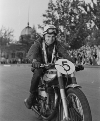 Magyarország, Budapest XIV., Hősök tere, háttérben a Műjégpálya épülete. A Motorsportszövetség és a Mogürt nemzetközi motorversenye. A győztes Szabó I László (Kuksi)., 1949, Kovács Márton Ernő, motorkerékpár, motorsport, motorverseny, Budapest, híres ember, Fortepan #33267