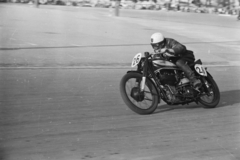 Magyarország, Budapest XIV., Hősök tere, a Motorsportszövetség és a Mogürt nemzetközi motorversenye 1949. június 26-án. Szűcs László motorversenyző., 1949, Kovács Márton Ernő, motorkerékpár, motorverseny, Norton-márka, Budapest, Fortepan #33270