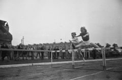 Magyarország, Budapest VIII., Sport utca, Előre pálya, a Vasas nemzetközi atlétikai versenye, női gátfutás, elöl Gyarmati Olga., 1949, Kovács Márton Ernő, sport, gátfutás, Budapest, híres ember, Fortepan #33272