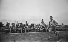 Magyarország, Budapest VIII., Sport utca, Előre pálya, a Vasas nemzetközi atlétikai versenye, férfi gátfutás., 1949, Kovács Márton Ernő, sport, gátfutás, Budapest, férfiak, Fortepan #33273