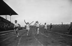 Magyarország, Budapest VIII., Sport utca, Előre pálya, a Vasas nemzetközi atlétikai versenye, női sprintverseny., 1949, Kovács Márton Ernő, sport, Budapest, nők, atlétika, Fortepan #33274