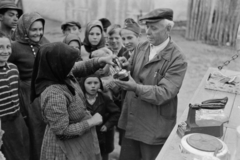 Magyarország, Szabadszállás, A népi demokrácia villanyt ad a falunak, elektromos háztartási eszközök bemutatója Szabadszálláson., 1949, Kovács Márton Ernő, vasaló, falu, Fortepan #33282