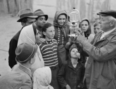 Magyarország, Szabadszállás, A népi demokrácia villanyt ad a falunak, elektromos háztartási eszközök bemutatója Szabadszálláson., 1949, Kovács Márton Ernő, kávéfőző, kíváncsiság, háztartási kisgép, Fortepan #33283