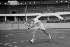 Magyarország, Budapest XIV., Szabó József utca, Millenáris sporttelep, Magyarország-Franciaország (2:3) Davis kupa európai zóna elődöntő teniszmérkőzés, Marcel Bernard francia teniszező az edzésen., 1949, Kovács Márton Ernő, sport, tenisz, Budapest, Fortepan #33296