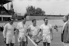 Magyarország, Budapest XIV., Szabó József utca, Millenáris sporttelep, Magyarország-Franciaország (2:3) Davis kupa európai zóna elődöntő teniszmérkőzés, a francia csapat edzés előtt. Bal szélen Henri Bolelli, mellette Marcel Bernard, a hálótól jobbra Robert Abdesselam., 1949, Kovács Márton Ernő, sport, tenisz, Budapest, Fortepan #33297