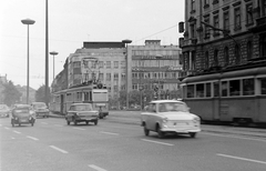 Magyarország, Budapest VIII.,Budapest VII., Rákóczi út - Nagykörút kereszteződés és a Blaha Lujza tér az Erzsébet (Lenin) körút felől nézve, 1968, Fortepan, forgalom, csehszlovák gyártmány, német gyártmány, Trabant-márka, magyar gyártmány, óra, utcakép, Skoda-márka, villamos, lámpaoszlop, automobil, Skoda 1000 MB, Trabant 601, Ganz-márka, Velorex-márka, Ganz UV, viszonylattábla, Budapest, viszonylatszám, FSO Warszawa, Fortepan #333