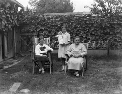 Hungary, Dabrony, 1930, Körmendy Pál, yard, doll, tableau, women, grape, girl, deck chair, Fortepan #33326