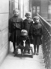 1920, Körmendy Pál, courtyard balcony, girl, kid, kids, footstool, height chart, Fortepan #33332