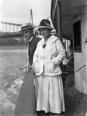 Hungary, Budapest, gőzhajó a pesti oldalon, háttérben a Széchenyi Lánchíd., 1920, Körmendy Pál, fashion, ship, straw hat, steamboat, double portrait, Fortepan #33334