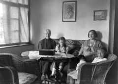 Hungary, Dabrony, 1930, Körmendy Pál, wicker chair, tableau, women, Fortepan #33342