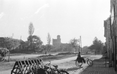 Magyarország, Szeged, Petőfi sugárút a Vám tér felé nézve, háttérben a Tisza malom., 1967, Építésügyi Dokumentációs és Információs Központ, VÁTI, kerékpár, malom, tricikli, mozgássérült, kerékpár tároló, Fortepan #33365