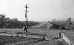 Magyarország, Szeged, körtöltés a József Attila sugárút végénél., 1967, Építésügyi Dokumentációs és Információs Központ, VÁTI, kerékpár, korlát, gát, töltés, Fortepan #33371