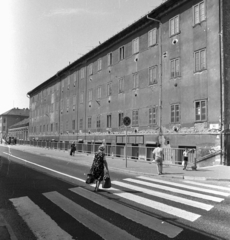 Magyarország, Budapest XIII., Váci út az Árbóc utcától a Zsilip utca felé nézve, Hétház munkáskolónia épülete., 1984, Építésügyi Dokumentációs és Információs Központ, VÁTI, Budapest, Fortepan #33389