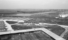 Magyarország, Székesfehérvár, Palotaváros (Lenin lakótelep), kilátás a Cserepes köz felől a tavak és a Selyem utcai garázsok felé., 1986, Építésügyi Dokumentációs és Információs Központ, VÁTI, tó, garázs, Fortepan #33415