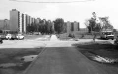 Magyarország, Székesfehérvár, Palotaváros (Lenin lakótelep), központi park, háttérben a Tolnai utca házai., 1986, Építésügyi Dokumentációs és Információs Központ, VÁTI, csehszlovák gyártmány, lakótelep, Skoda-márka, Nysa-márka, Fortepan #33419