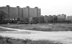 Magyarország, Székesfehérvár, Palotaváros (Lenin lakótelep), a Tolnai Utcai Általános Iskola a Selyem utca felől nézve., 1986, Építésügyi Dokumentációs és Információs Központ, VÁTI, iskola, lakótelep, teherautó, panelház, pótkocsi, Fortepan #33423