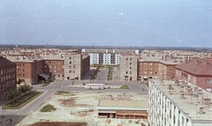 Magyarország, Dunaújváros, Semmelweis Ignác utca és a Munkácsy Mihály utca a Dózsa György úti főiskolai kollégium tetejéről., 1965, Építésügyi Dokumentációs és Információs Központ, VÁTI, színes, autóbusz, magyar gyártmány, tér, Ikarus-márka, Ikarus 55, ház, Fortepan #33454