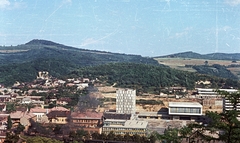 Magyarország, Salgótarján, városközpont a Szent Imre-hegyről nézve, középen a Karancs szálló és a József Attila Művelődési Központ., 1966, Építésügyi Dokumentációs és Információs Központ, VÁTI, építkezés, szálloda, városkép, látkép, Fortepan #33468