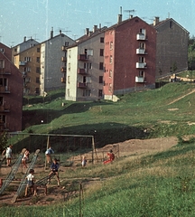 Magyarország, Salgótarján, balra a Meredek út, jobbra Munkácsy utca házai a Szerpentin úti lépcső felől., 1966, Építésügyi Dokumentációs és Információs Központ, VÁTI, játszótér, színes, városkép, Fortepan #33478