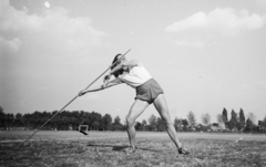 Magyarország, Budapest XXI., Csepel, Béke tér, sporttelep. Rohonczy Mária többszörös magyar bajnok atléta., 1949, Kovács Márton Ernő, sport, gerelyhajítás, Budapest, híres ember, nő, Fortepan #33494