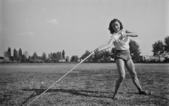 Magyarország, Budapest XXI., Csepel, Béke tér, sporttelep. Rohonczy Mária, többszörös magyar bajnok atléta., 1949, Kovács Márton Ernő, gerelyhajítás, Budapest, híres ember, nő, Fortepan #33495