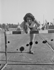 Magyarország, Budapest XXI., Csepel, Béke tér, sporttelep. Rohonczy Mária többszörös magyar bajnok atléta., 1949, Kovács Márton Ernő, gátfutás, Budapest, híres ember, rontott fotó, sérült kép, nő, Fortepan #33496