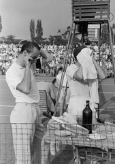 Magyarország, Budapest XIV., Szabó József utca, Millenáris sporttelep, Magyarország-Franciaország (2:3) Davis kupa európai zóna elődöntő teniszmérkőzés. Ádám András., 1949, Kovács Márton Ernő, sport, teniszütő, Budapest, híres ember, Fortepan #33514