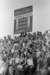 Magyarország, Budapest XIV., Szabó József utca, Millenáris sporttelep, Magyarország-Franciaország (2:3) Davis kupa európai zóna elődöntő teniszmérkőzés., 1949, Kovács Márton Ernő, sport, Budapest, közönség, tenisz, eredményjelző, Fortepan #33516