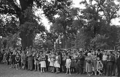 Magyarország, Debrecen, várakozók a Nagyerdei Stadion előtt a Magyarország - Lengyelország (8:2) válogatott labdarúgó-mérkőzés alkalmával., 1949, Kovács Márton Ernő, sport, nézőtér, közönség, kíváncsiság, labdarúgás, Fortepan #33522