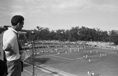 Magyarország, Debrecen, Nagyerdei Stadion, Magyarország - Lengyelország ifjúsági labdarúgó-mérkőzés. Szepesi György sportriporter., 1949, Kovács Márton Ernő, sport, labdarúgás, mikrofon, híres ember, Fortepan #33531