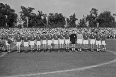 Magyarország, Debrecen, Nagyerdei Stadion, Magyarország - Lengyelország (8:2) válogatott labdarúgó-mérkőzés.A magyar csapat: Balogh II Sándor, Puskás Ferenc, Egresi Béla, Lakat Károly, Czibor Zoltán, Bozsik József, Lantos Mihály, Keszthelyi Mihály, Börzsei János, Deák Ferenc és Henni Géza, mellette a tartalékok, Károlyi József kapus, Fenyvesi, Horváth, Nagy II., Dobos., 1949, Kovács Márton Ernő, sport, futballcsapat, Fortepan #33537