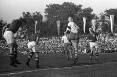 Magyarország, Debrecen, Nagyerdei Stadion, Magyarország - Lengyelország (8:2) válogatott labdarúgó-mérkőzés. Deák kapura fejel, mellette Egresi, szemben Puskás., 1949, Kovács Márton Ernő, sport, labdarúgás, híres ember, Fortepan #33540