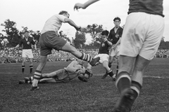 Magyarország, Debrecen, Nagyerdei Stadion, Magyarország - Lengyelország (8:2) válogatott labdarúgó-mérkőzés. Puskás és Czibor harcol a védőkkel, hátrébb Keszthelyi., 1949, Kovács Márton Ernő, sport, labdarúgás, Fortepan #33546