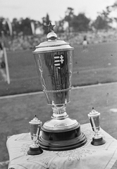 Magyarország, Debrecen, Nagyerdei Stadion, Magyarország - Lengyelország (8:2) válogatott labdarúgó-mérkőzés, Népbolt kupa, a meccs tiszteletdíja., 1949, Kovács Márton Ernő, sport, kupa, Kossuth címer, Fortepan #33547