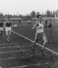 Magyarország, Budapest XXI., Csepel, Béke tér, sporttelep, atlétikai OB, Garay Sándor (Vasas) az 1500 m síkfutás győztese., 1949, Kovács Márton Ernő, Budapest, híres ember, atlétika, Fortepan #33549